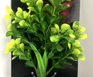 Искусственное растение на подложке